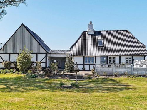Casa grande con techo blanco y negro en 4 person holiday home in Tranek r, en Tranekær