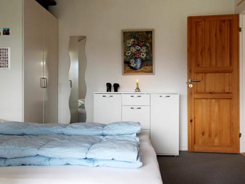 1 dormitorio con 1 cama, armario y puerta en Holiday home Esbjerg V XVII en Esbjerg