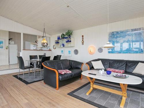 un soggiorno con divano e tavolo di 5 person holiday home in Vejers Strand a Vejers Strand