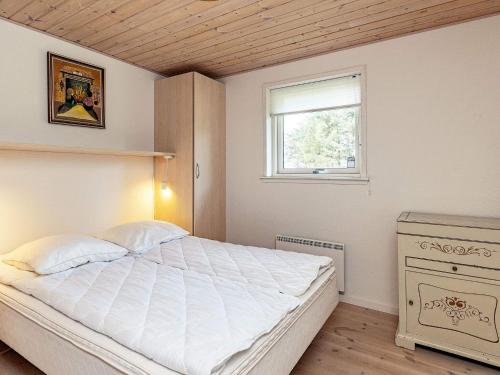 SpottrupにあるThree-Bedroom Holiday home in Vrådalのベッドルーム(大きな白いベッド1台、窓付)