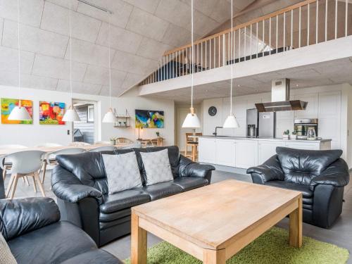 un soggiorno con mobili in pelle e tavolo di Holiday home Blåvand CCCI a Blåvand