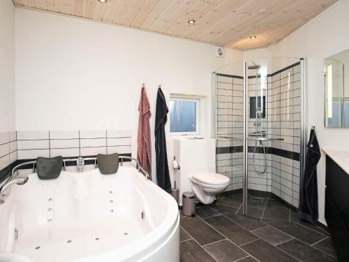 Koupelna v ubytování Holiday home Læsø XXXVII