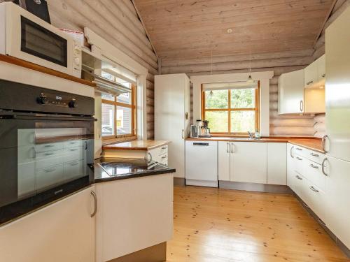 A cozinha ou cozinha compacta de 8 person holiday home in Fr rup