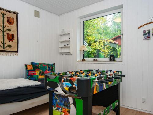 1 dormitorio con cama y ventana en Three-Bedroom Holiday home in Aabenraa 1, en Loddenhøj