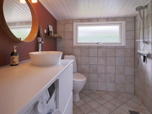 łazienka z umywalką, toaletą i oknem w obiekcie Holiday home Jægerspris XXVIII w mieście Jægerspris
