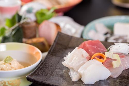 une assiette de nourriture avec des sushis et un bol dans l'établissement Hotel Sugicho, à Kyoto