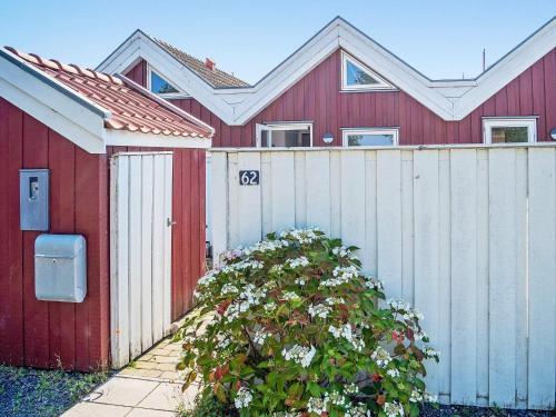 Nibe的住宿－4 person holiday home in Nibe，白色的红色房子,有白色的围栏