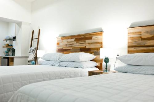 two beds sitting next to each other in a bedroom at Recently Renovated Apartment The Heart Of Flores in Flores