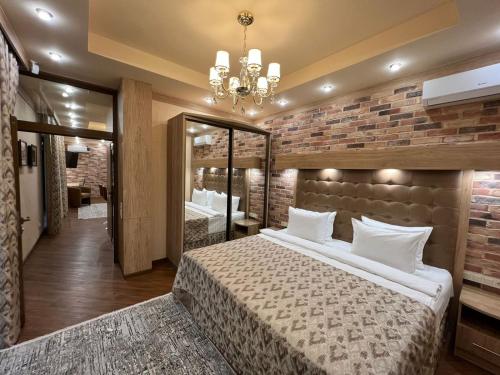 En eller flere senge i et værelse på CITY STAY Апарт-Отель Алматы
