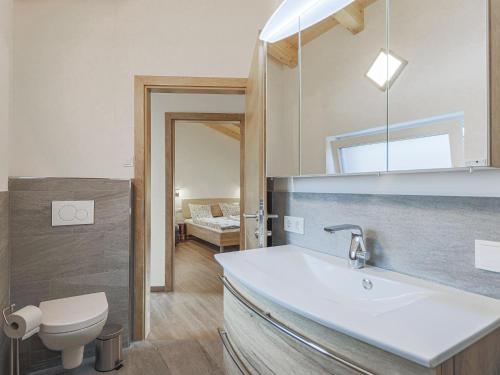 een badkamer met een wastafel en een toilet bij Tobias Top 2 in Bramberg am Wildkogel