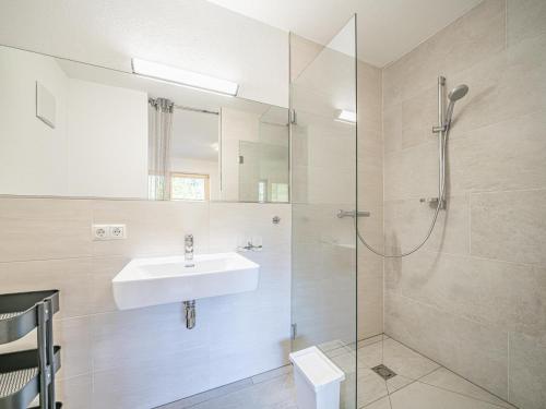 A bathroom at Haus Rabl Dan