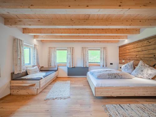 1 Schlafzimmer mit 2 Betten und 2 Fenstern in der Unterkunft Penningberg Top 1 in Hopfgarten im Brixental