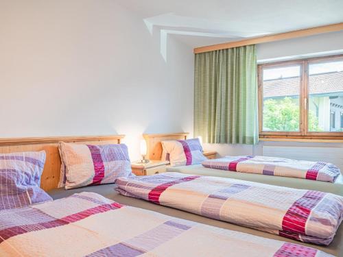 1 dormitorio con 2 camas y ventana en Josef Top 2, en Westendorf