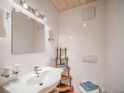 A bathroom at Weberhof Top 5