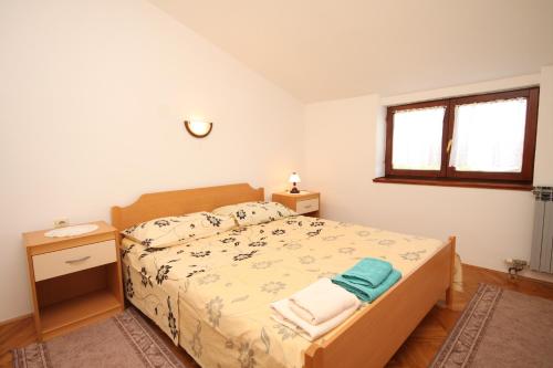 Postel nebo postele na pokoji v ubytování Apartments by the sea Nevidjane, Pasman - 8273
