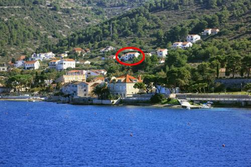 Apartments with parking space Vis - 8448