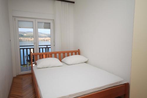 Posteľ alebo postele v izbe v ubytovaní Seaside apartments with a swimming pool Okrug Donji, Ciovo - 8664