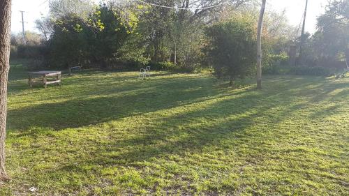 un parc avec un banc au milieu d'un champ dans l'établissement Pecan, à Concepción del Uruguay