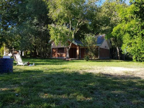 烏拉圭河畔康塞普西翁的住宿－Pecan，院子里的房屋,草地上摆放着椅子