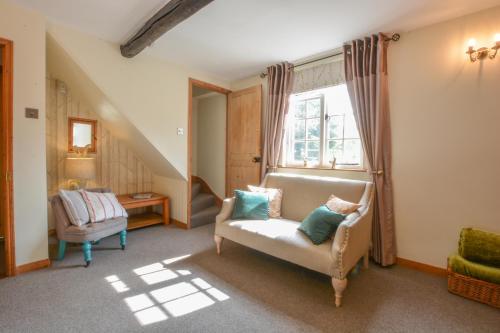 sala de estar con silla y ventana en Chapel Cottage, Newbourne en Newbourn