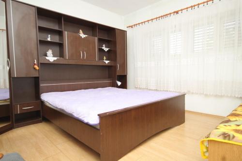 Postel nebo postele na pokoji v ubytování Apartments by the sea Tkon, Pasman - 341