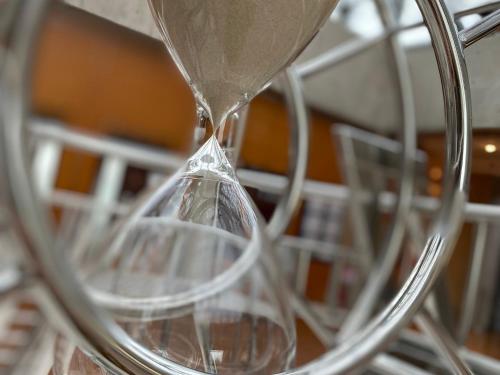 a bunch of empty wine glasses sitting on a rack at 湯迫温泉旅館 in Ōda