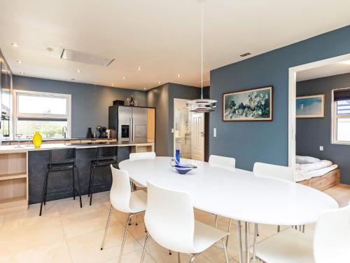 uma cozinha e sala de jantar com uma mesa branca e cadeiras em Holiday home Skagen LXVI em Skagen