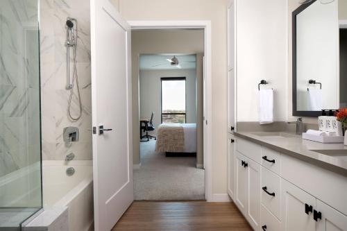 uma casa de banho com um chuveiro, um lavatório e uma banheira em Sentral Old Town em Scottsdale