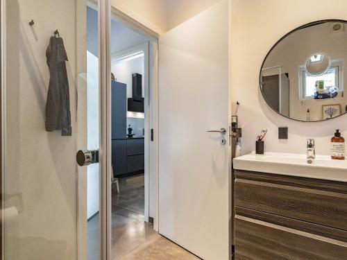 La salle de bains est pourvue d'un lavabo et d'un miroir. dans l'établissement Holiday home Farsø XXIII, à Farsø