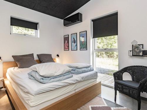 - une chambre avec un lit, une chaise et une fenêtre dans l'établissement Holiday home Farsø XXIII, à Farsø