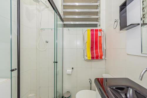 y baño con ducha y lavamanos. en Modern Apartment perto 1 block Copacabana Beach best beach - Rio Janeiro, en Río de Janeiro