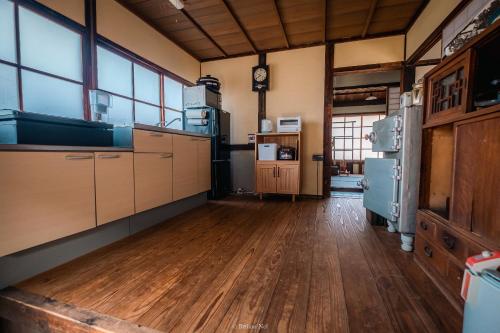 Japan's oldest remaining company housingにあるキッチンまたは簡易キッチン