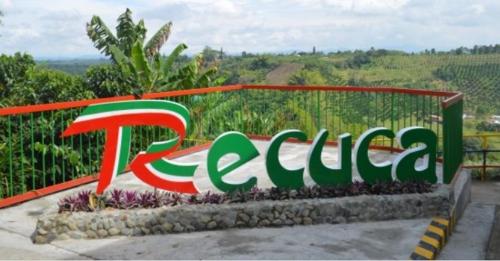 a sign for a garden in a field at APARTAMENTO en el QUINDIO in La Tebaida