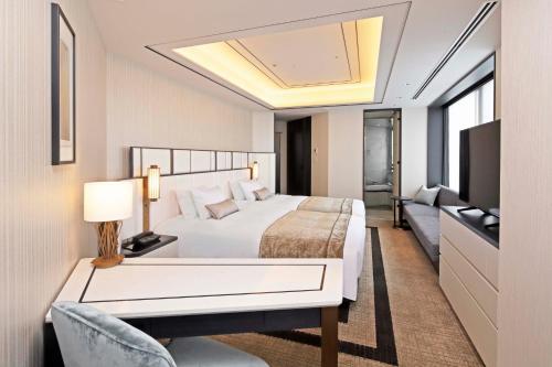 Rúm í herbergi á KOKO HOTEL Premier Nihonbashi Hamacho