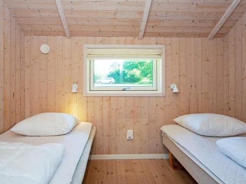 Duas camas num quarto com uma janela em Holiday home Toftlund XLV em Toftlund