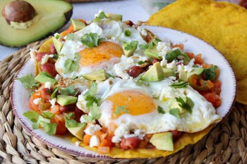 un plato de comida con huevos y verduras en una mesa en Casa Hudié Campestre, en Cachipay