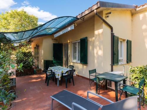Romantic cottage in San Feliciano with garden