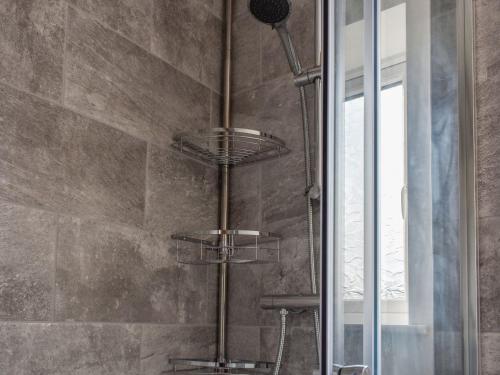 um chuveiro numa casa de banho com uma porta de vidro em Sunset View-uk40639 em Stainton