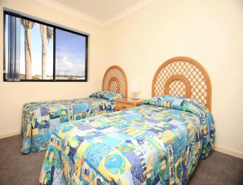 A bed or beds in a room at Hi Surf Unit 1, 92 Head St, Forster