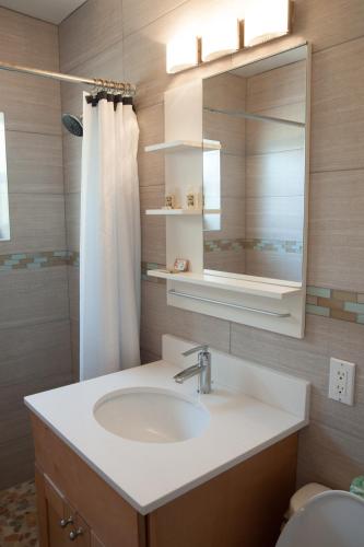 a bathroom with a sink and a mirror at Sun Beach Inn in Hollywood