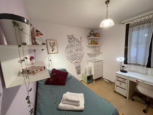 Habitación con cama, escritorio y lavabo. en Gran piso en el centro de Alcalá, en Alcalá de Henares