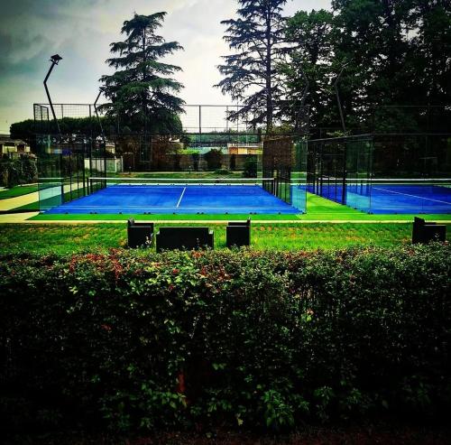 um campo de ténis com dois campos de ténis em Tommy Vitello camere em Cassano Magnago