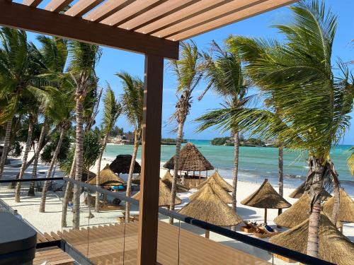 een uitzicht op een strand met parasols en de oceaan bij TOA Hotel & Spa Zanzibar in Pongwe