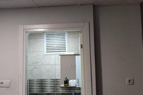 une porte menant à une cuisine avec une fenêtre dans l'établissement Midtown Hotel Apartments 305 (0+1), à Istanbul