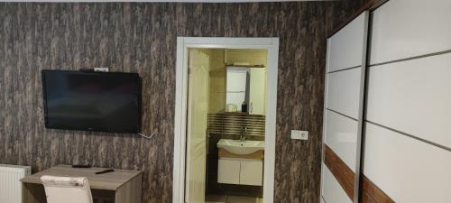 Cette chambre d'hôtel dispose d'une télévision et d'un lavabo. dans l'établissement Midtown Hotel Apartments 305 (0+1), à Istanbul