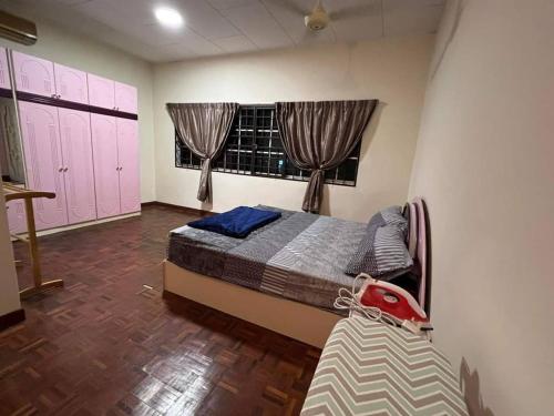 - une chambre avec un lit et une fenêtre dans l'établissement PD Villa 12 Homestay, à Port Dickson