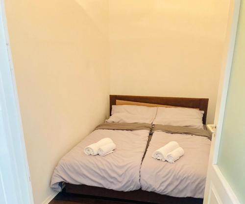 ブダペストにあるBudapest Diamond Flatのベッドルーム1室(ベッド1台、タオル2枚付)