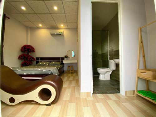 Hotel Cù Lao 2 : حمام مع سرير ودش ومرحاض