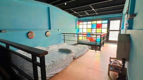Zimmer mit 2 Etagenbetten und einer blauen Wand in der Unterkunft 寛宅 1960 包棟民宿 in Tainan