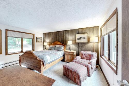 A bed or beds in a room at Sherwood Hideaway